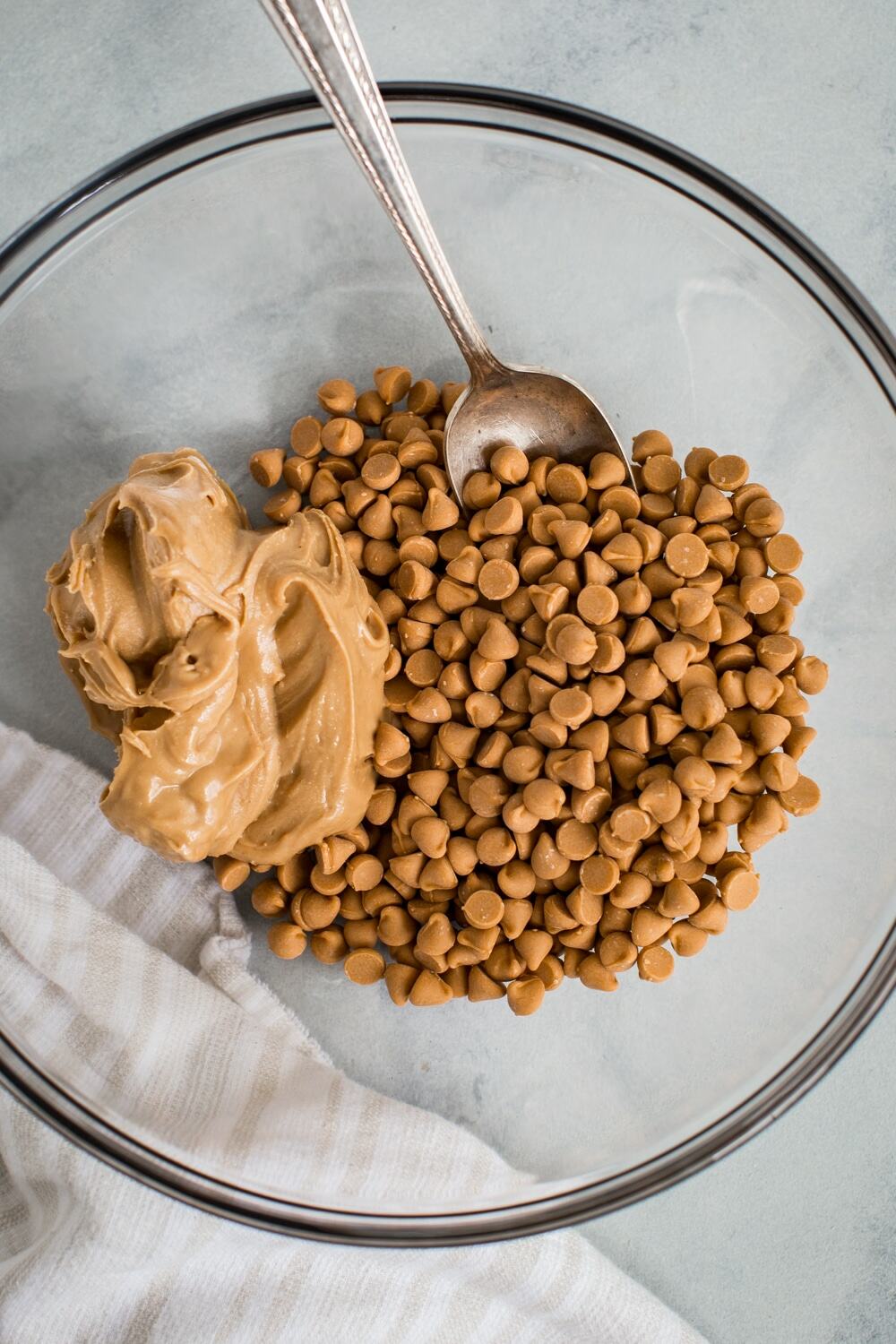 Mantequilla de cacahuete y chips de caramelo en un bol grande para mezclar.