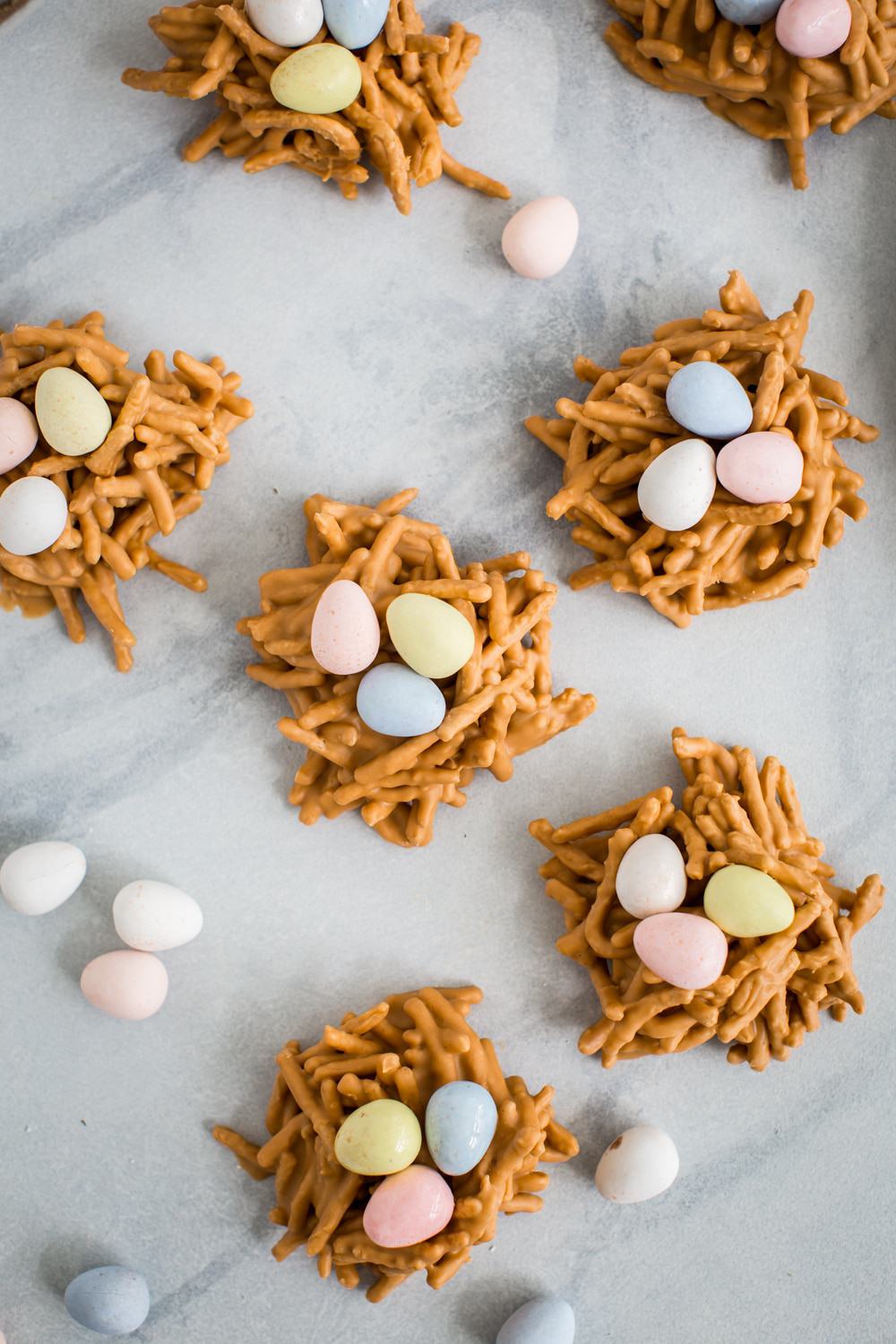 Vista de pájaro de las galletas de pajarito de Pascua con huevos cubiertos de chocolate